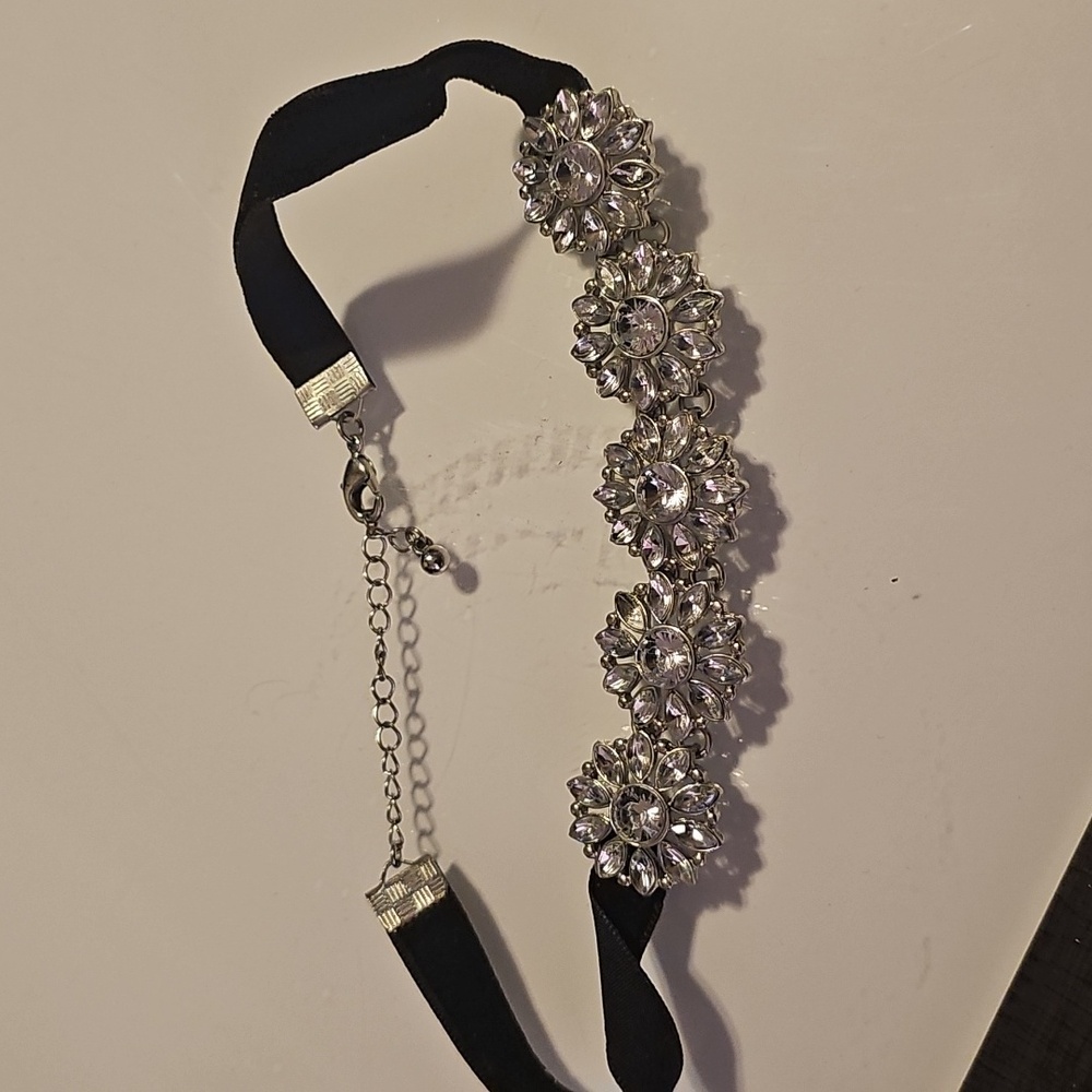 Elegant Silver Tone Floral Choker Necklace